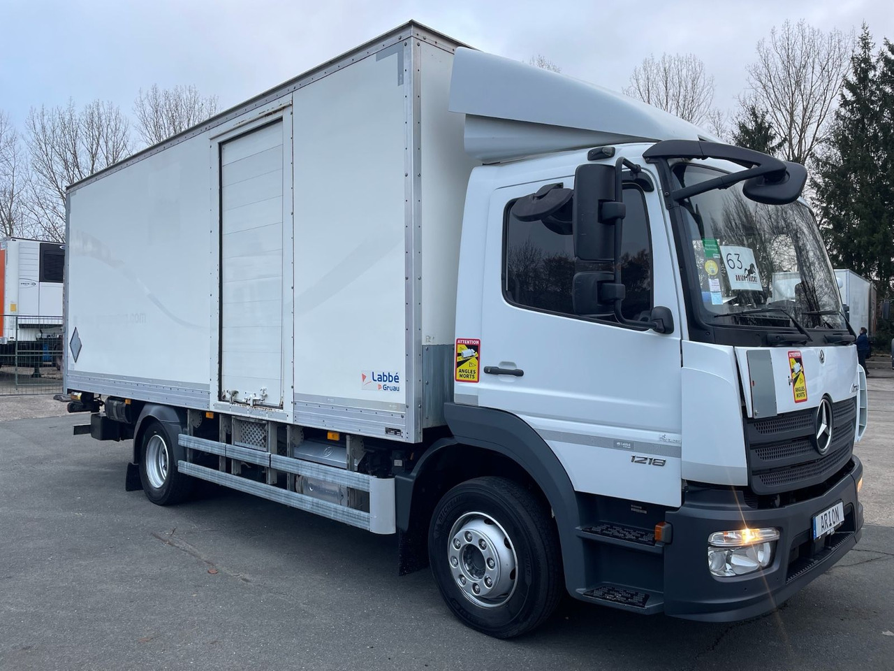 Mercedes-Benz Atego 1218 4x2 Koffer/FULL-ADR/EXIII/LBW/AC/EU6d - Kamion sa zatvorenim sandukom: slika 1 Mercedes-Benz Atego 1218 4x2 Koffer/FULL-ADR/EXIII/LBW/AC/EU6d - Kamion sa zatvorenim sandukom: slika 1