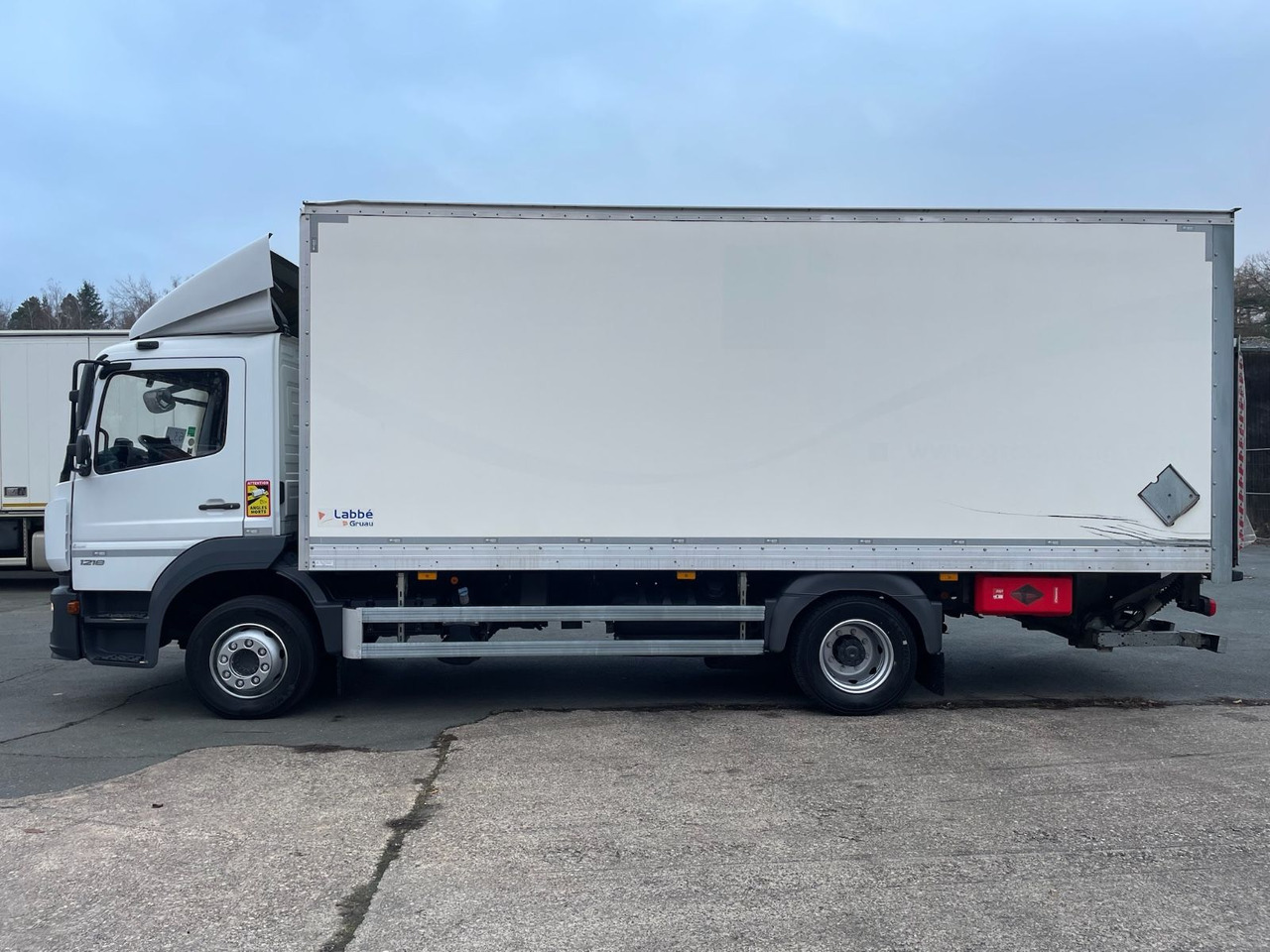 Mercedes-Benz Atego 1218 4x2 Koffer/FULL-ADR/EXIII/LBW/AC/EU6d - Kamion sa zatvorenim sandukom: slika 4 Mercedes-Benz Atego 1218 4x2 Koffer/FULL-ADR/EXIII/LBW/AC/EU6d - Kamion sa zatvorenim sandukom: slika 4