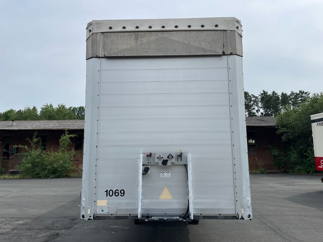 Schmitz Cargobull S01 3-Achs/Pritsche+Plane/13,5m/28050kg-Nutzlast - Poluprikolica sa ceradom: slika 2 Schmitz Cargobull S01 3-Achs/Pritsche+Plane/13,5m/28050kg-Nutzlast - Poluprikolica sa ceradom: slika 2