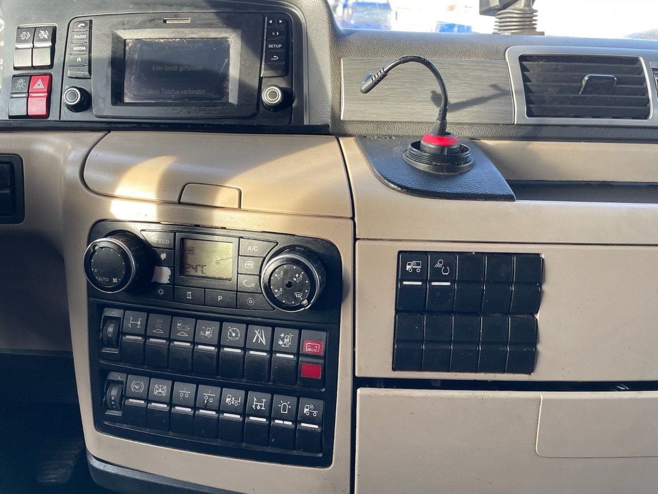 Tegljač MAN TGX 18.500 4x2 BLS/Retarder/StandAC/48t/ACC/EU6c: slika 15 Tegljač MAN TGX 18.500 4x2 BLS/Retarder/StandAC/48t/ACC/EU6c: slika 15