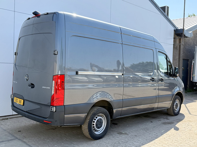 Mercedes-Benz Sprinter 319 1.9 CDI Automaat L2H2 Airco Cruise Control Lane Assist Camera Carplay Dodehoek waarschuwing Parkeersensoren voor achter - Furgon: slika 3 Mercedes-Benz Sprinter 319 1.9 CDI Automaat L2H2 Airco Cruise Control Lane Assist Camera Carplay Dodehoek waarschuwing Parkeersensoren voor achter - Furgon: slika 3