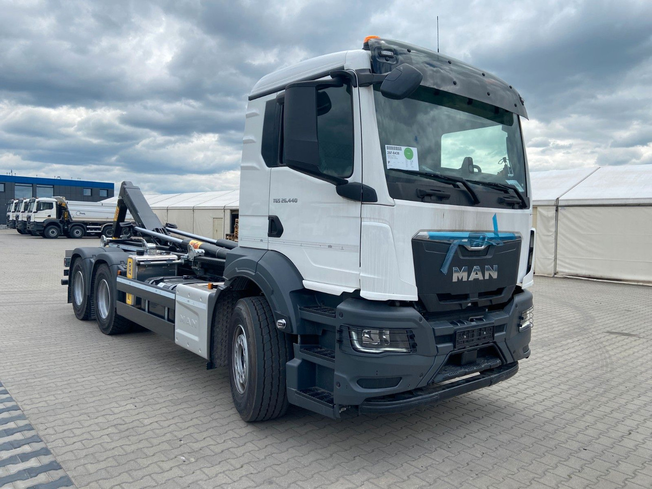MAN TGS 26.440 6x4 Abrollkipper HYVA 20-60-S - Kamion sa hidrauličnom kukom: slika 1 MAN TGS 26.440 6x4 Abrollkipper HYVA 20-60-S - Kamion sa hidrauličnom kukom: slika 1