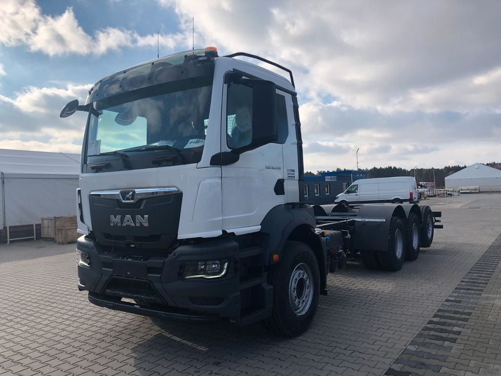 MAN TGS 35.480 8x4 TRIDEM - Kamion sa golom šasijom i zatvorenom kabinom: slika 2 MAN TGS 35.480 8x4 TRIDEM - Kamion sa golom šasijom i zatvorenom kabinom: slika 2