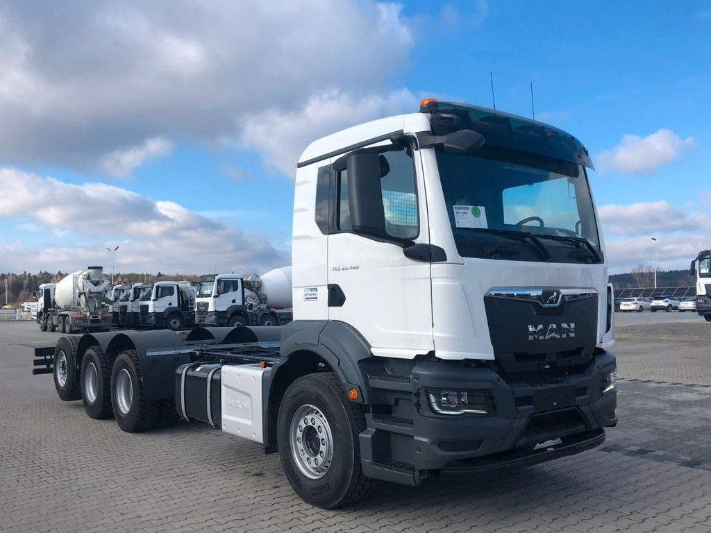 MAN TGS 35.480 8x4 TRIDEM - Kamion sa golom šasijom i zatvorenom kabinom: slika 1 MAN TGS 35.480 8x4 TRIDEM - Kamion sa golom šasijom i zatvorenom kabinom: slika 1