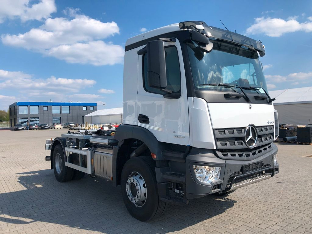 Mercedes-Benz AROCS 2136 Abrollkipper HYVA HKS-12-37-S - Kamion sa hidrauličnom kukom: slika 1 Mercedes-Benz AROCS 2136 Abrollkipper HYVA HKS-12-37-S - Kamion sa hidrauličnom kukom: slika 1