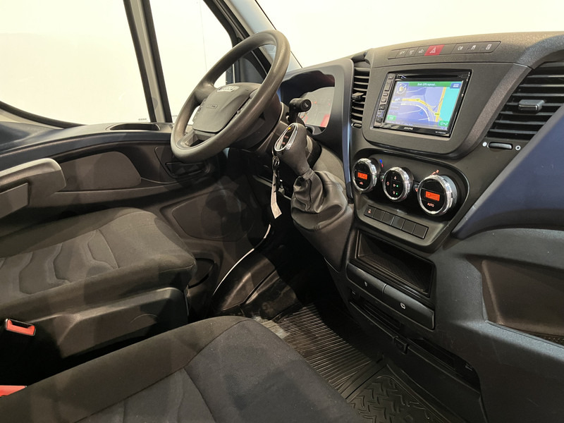 Iveco Daily 35S18D 3.0 375 Automaat Open Laadbak / Hiab Kraan / Euro 6 / Trekhaak 3500 KG / Airco / Camera / Navigatie / 3-Zits / 67.000 KM !! - Dostavno vozilo sa otvorenom sandukom: slika 3 Iveco Daily 35S18D 3.0 375 Automaat Open Laadbak / Hiab Kraan / Euro 6 / Trekhaak 3500 KG / Airco / Camera / Navigatie / 3-Zits / 67.000 KM !! - Dostavno vozilo sa otvorenom sandukom: slika 3