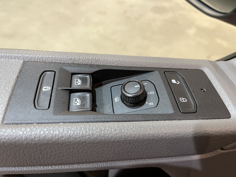 Mali kombi Volkswagen Transporter 2.0 TDI L1H1 150 PK Automaat / Airco / Cruise Control / CarPlay / PDC / Trekhaak / Klep: slika 9