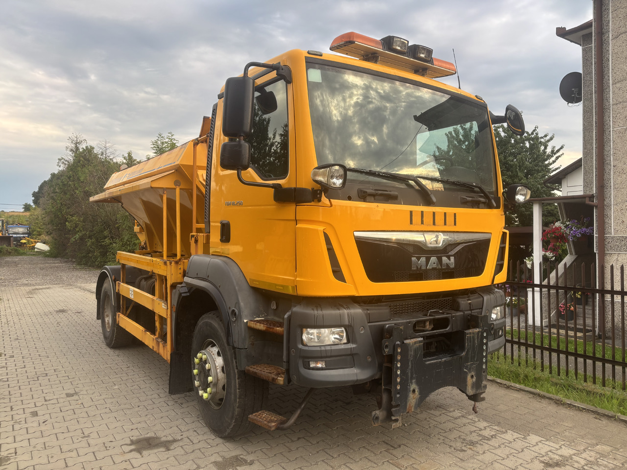 MAN TGM 18.250 4X4BB GRITTER/SPREADER/PLOUGH - Vozilo za čišćenje snega: slika 4 MAN TGM 18.250 4X4BB GRITTER/SPREADER/PLOUGH - Vozilo za čišćenje snega: slika 4