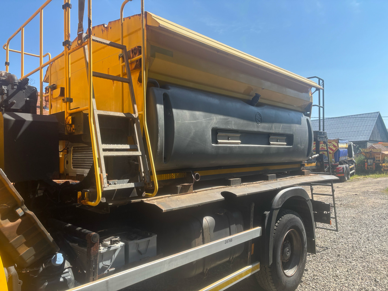 MERCEDES AROCS 1824 4x4BB GRITTER/SPREADER/PLOUGH - Vozilo za čišćenje snega: slika 3 MERCEDES AROCS 1824 4x4BB GRITTER/SPREADER/PLOUGH - Vozilo za čišćenje snega: slika 3