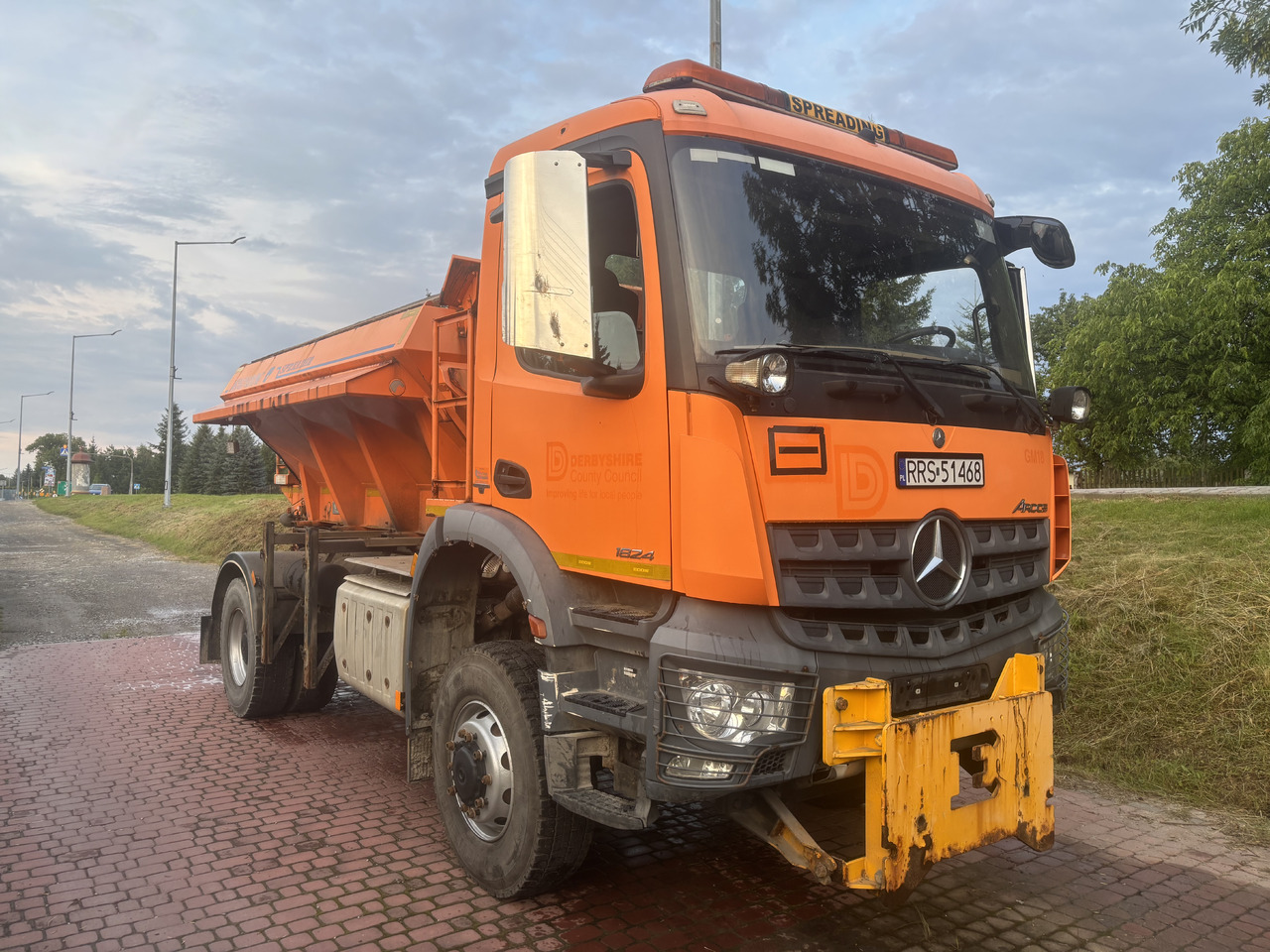 Mercedes AROCS 1824 4X4 GRITTER/SPREADER/PLOUGH - Vozilo za čišćenje snega: slika 1 Mercedes AROCS 1824 4X4 GRITTER/SPREADER/PLOUGH - Vozilo za čišćenje snega: slika 1