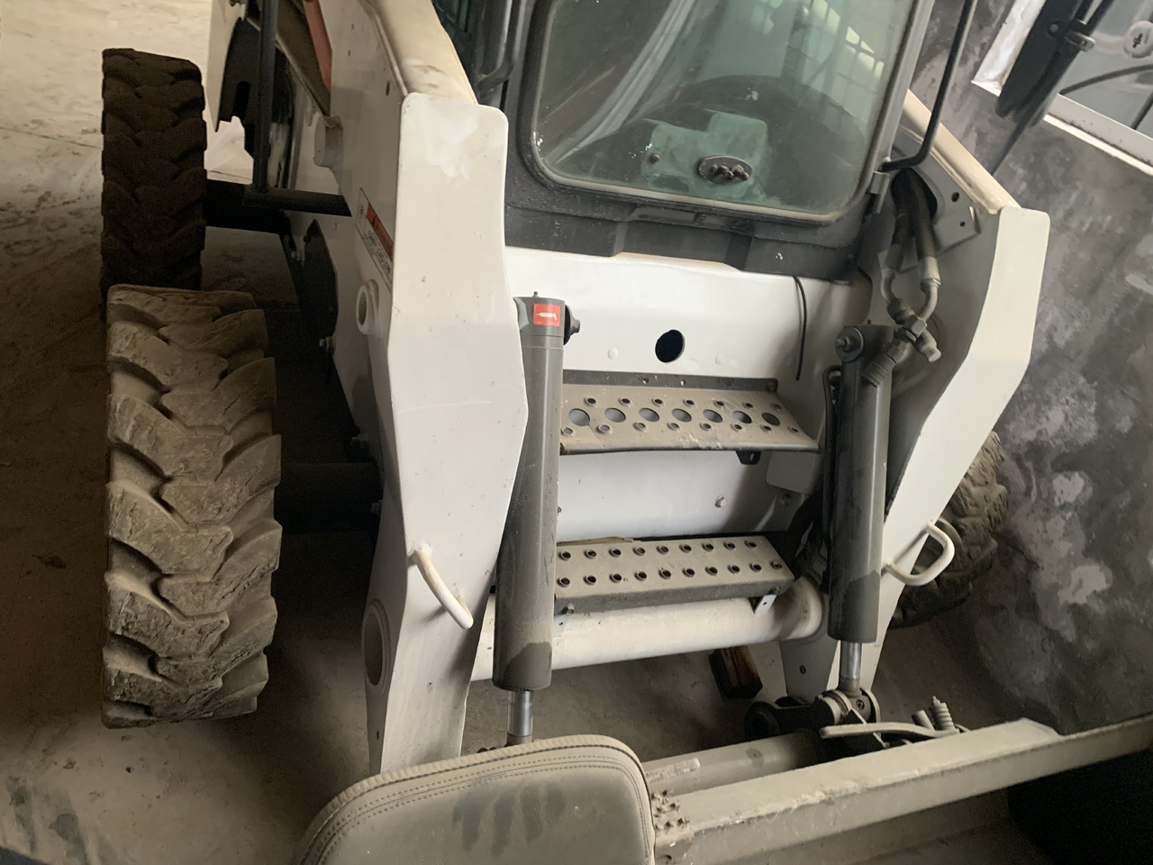 BOBCAT S300 - Mini utovarivač: slika 3 BOBCAT S300 - Mini utovarivač: slika 3
