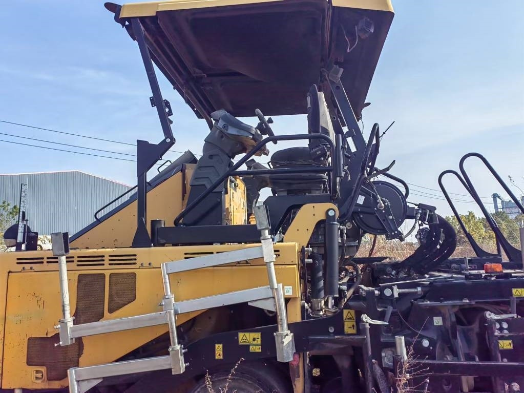 CAT AP655F - Asfaltni finišer: slika 1 CAT AP655F - Asfaltni finišer: slika 1