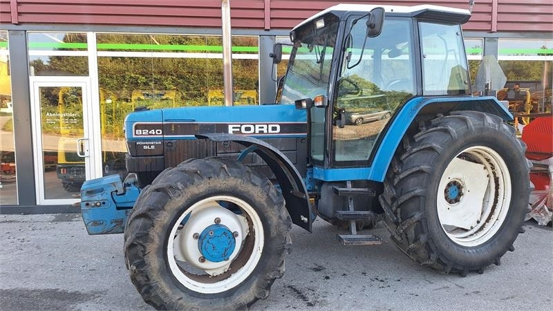 Ford 8240 - Traktor: slika 1 Ford 8240 - Traktor: slika 1