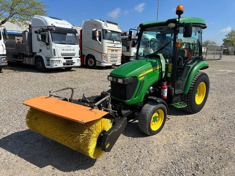 John Deere 3720 M/ Hydraulisk kost - Mali traktor: slika 1 John Deere 3720 M/ Hydraulisk kost - Mali traktor: slika 1