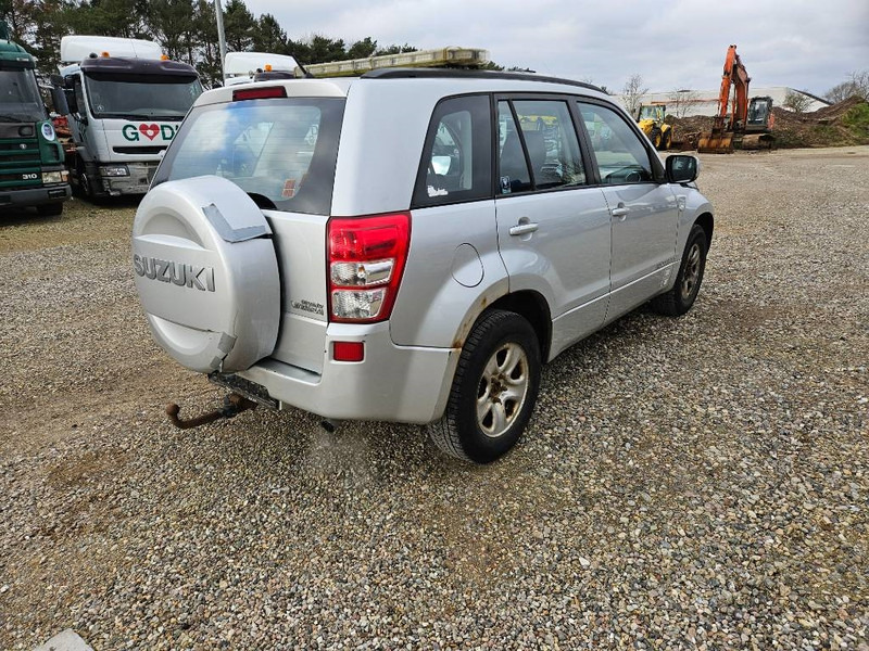 Suzuki Grand Vitara 2,0 GLX aut. Van 5d - Automobil: slika 5 Suzuki Grand Vitara 2,0 GLX aut. Van 5d - Automobil: slika 5
