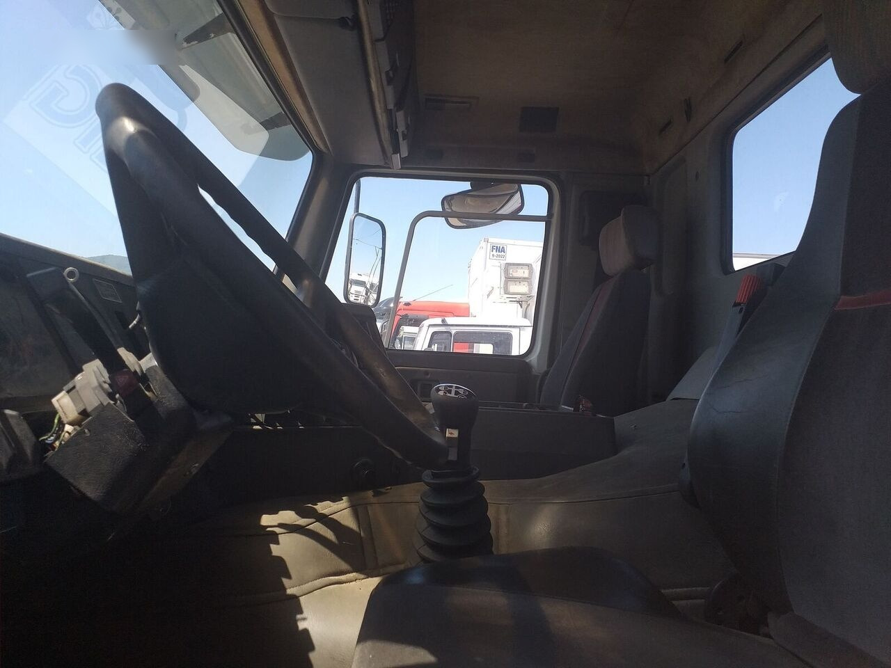 Kamion sa tovarnim sandukom Volvo FL 10.320: slika 10