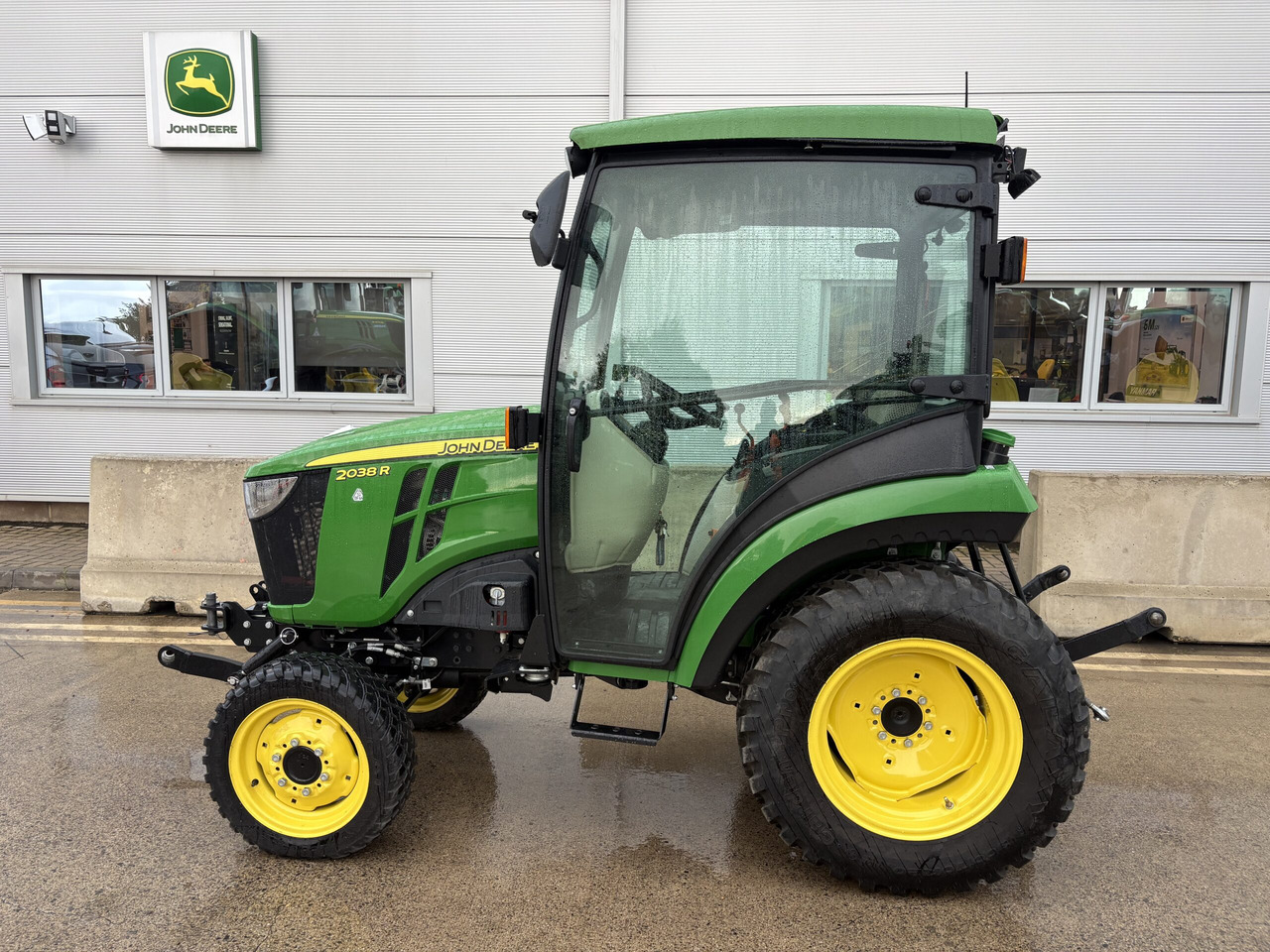John Deere 2038R Compact Tractor - Mali traktor: slika 1 John Deere 2038R Compact Tractor - Mali traktor: slika 1
