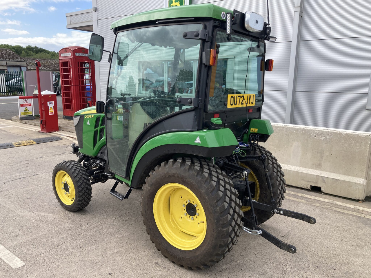 John Deere 2038R compact tractor - Mali traktor: slika 3 John Deere 2038R compact tractor - Mali traktor: slika 3