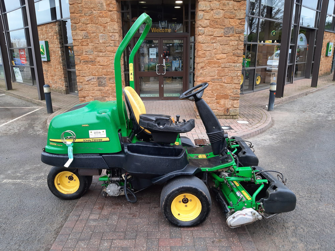 John Deere 2500E greens triple mower - Baštenska kosačica: slika 2 John Deere 2500E greens triple mower - Baštenska kosačica: slika 2