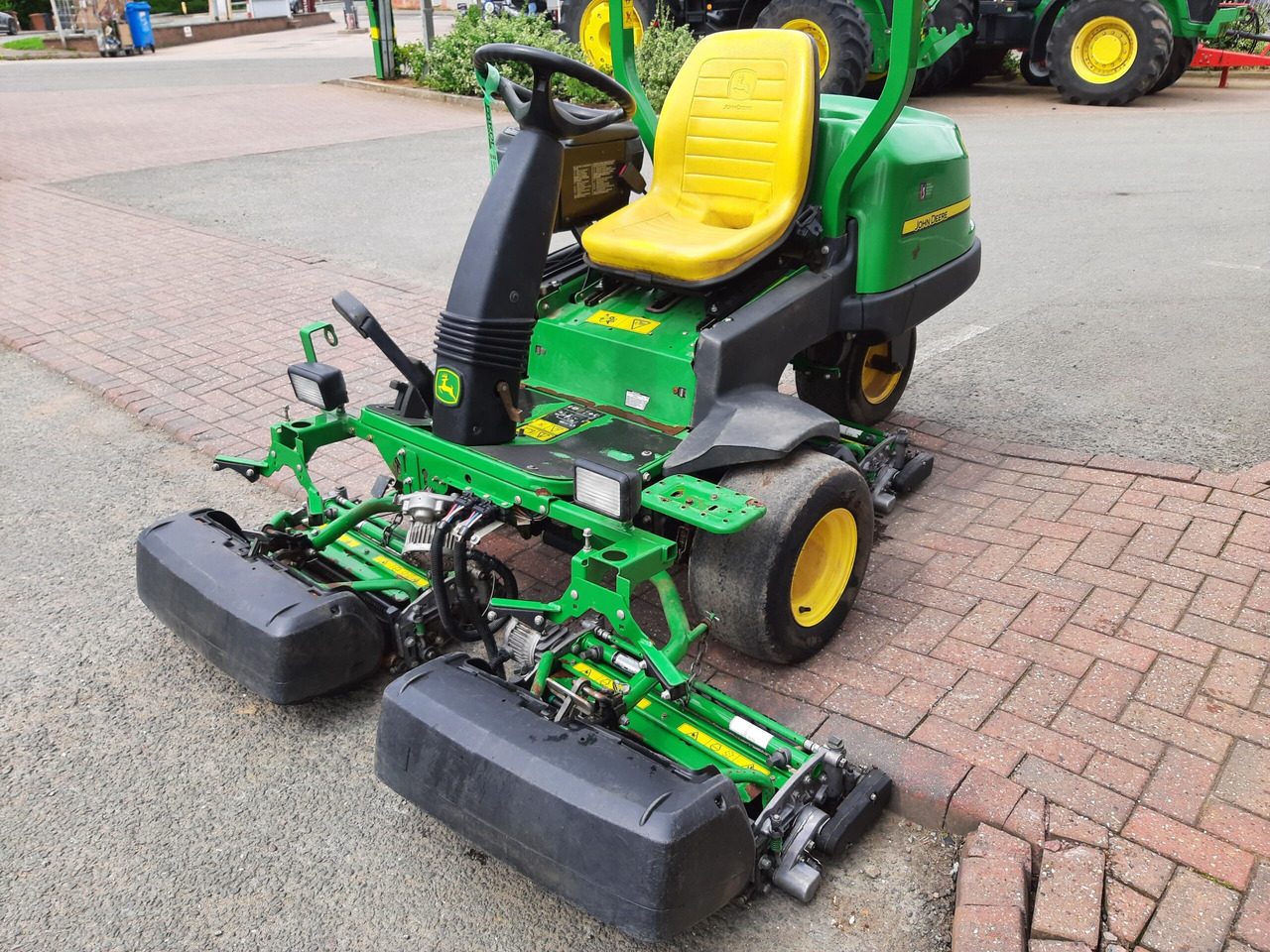 John Deere 2500E greens triple mower - Baštenska kosačica: slika 1 John Deere 2500E greens triple mower - Baštenska kosačica: slika 1