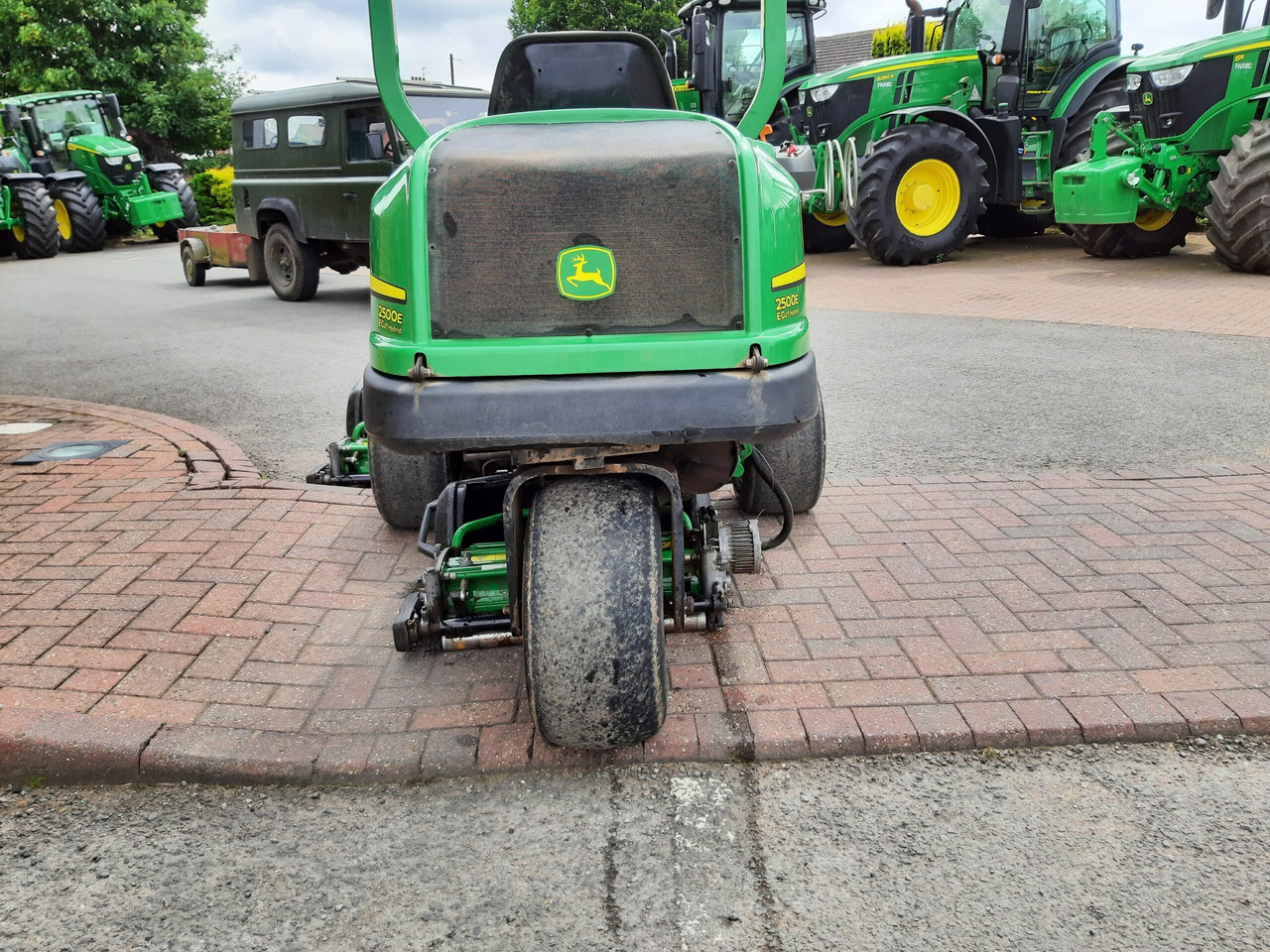 John Deere 2500E greens triple mower - Baštenska kosačica: slika 3 John Deere 2500E greens triple mower - Baštenska kosačica: slika 3