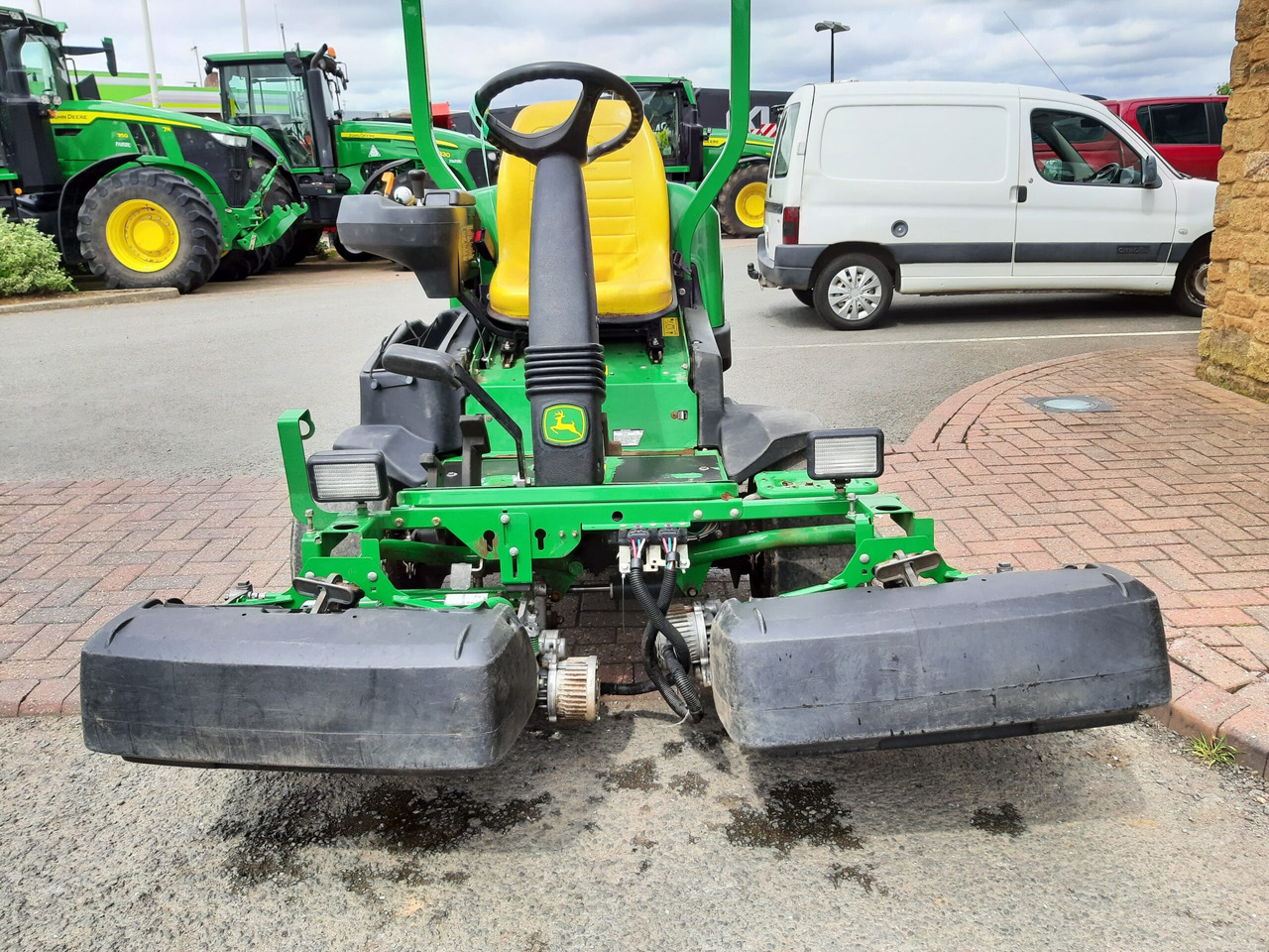 John Deere 2500E greens triple mower - Baštenska kosačica: slika 2 John Deere 2500E greens triple mower - Baštenska kosačica: slika 2