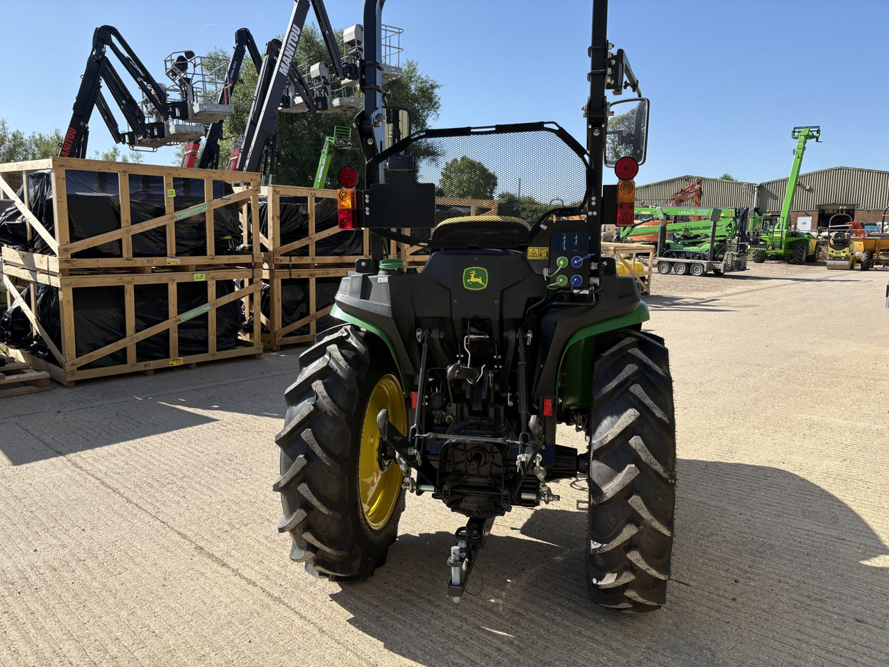 John Deere 3025E Compact Tractor - Mali traktor: slika 2 John Deere 3025E Compact Tractor - Mali traktor: slika 2
