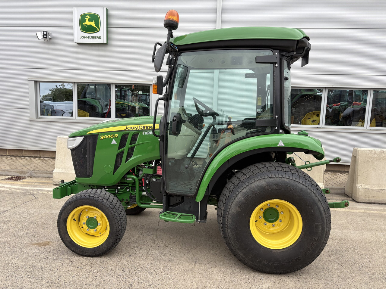 John Deere 3046R Compact Tractor - Mali traktor: slika 1 John Deere 3046R Compact Tractor - Mali traktor: slika 1