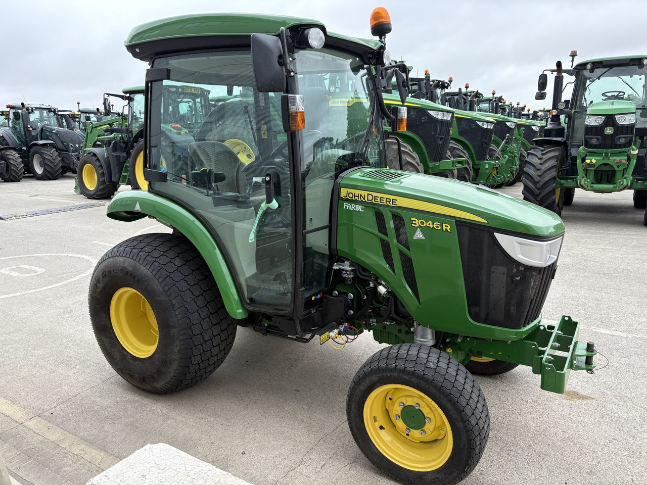 John Deere 3046R Compact Tractor - Mali traktor: slika 4 John Deere 3046R Compact Tractor - Mali traktor: slika 4