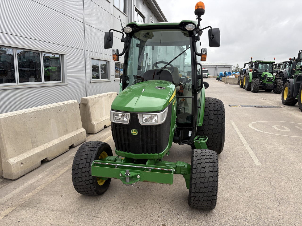 John Deere 4066R Compact Tractor - Mali traktor: slika 4 John Deere 4066R Compact Tractor - Mali traktor: slika 4