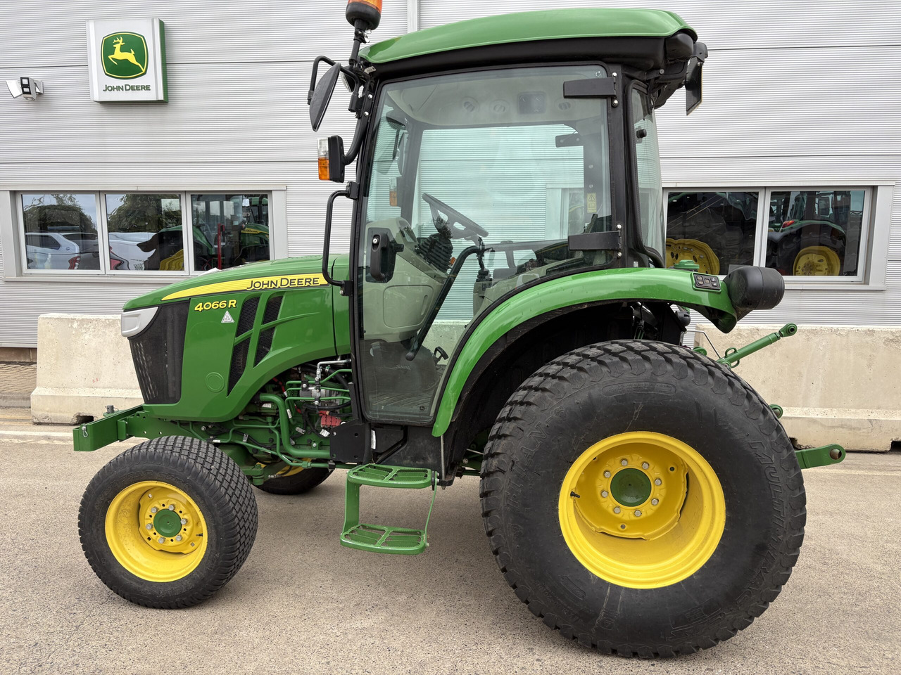 John Deere 4066R Compact Tractor - Mali traktor: slika 1 John Deere 4066R Compact Tractor - Mali traktor: slika 1