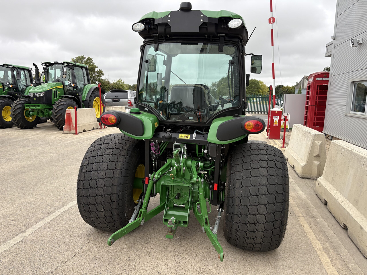 John Deere 4066R Compact Tractor - Mali traktor: slika 2 John Deere 4066R Compact Tractor - Mali traktor: slika 2