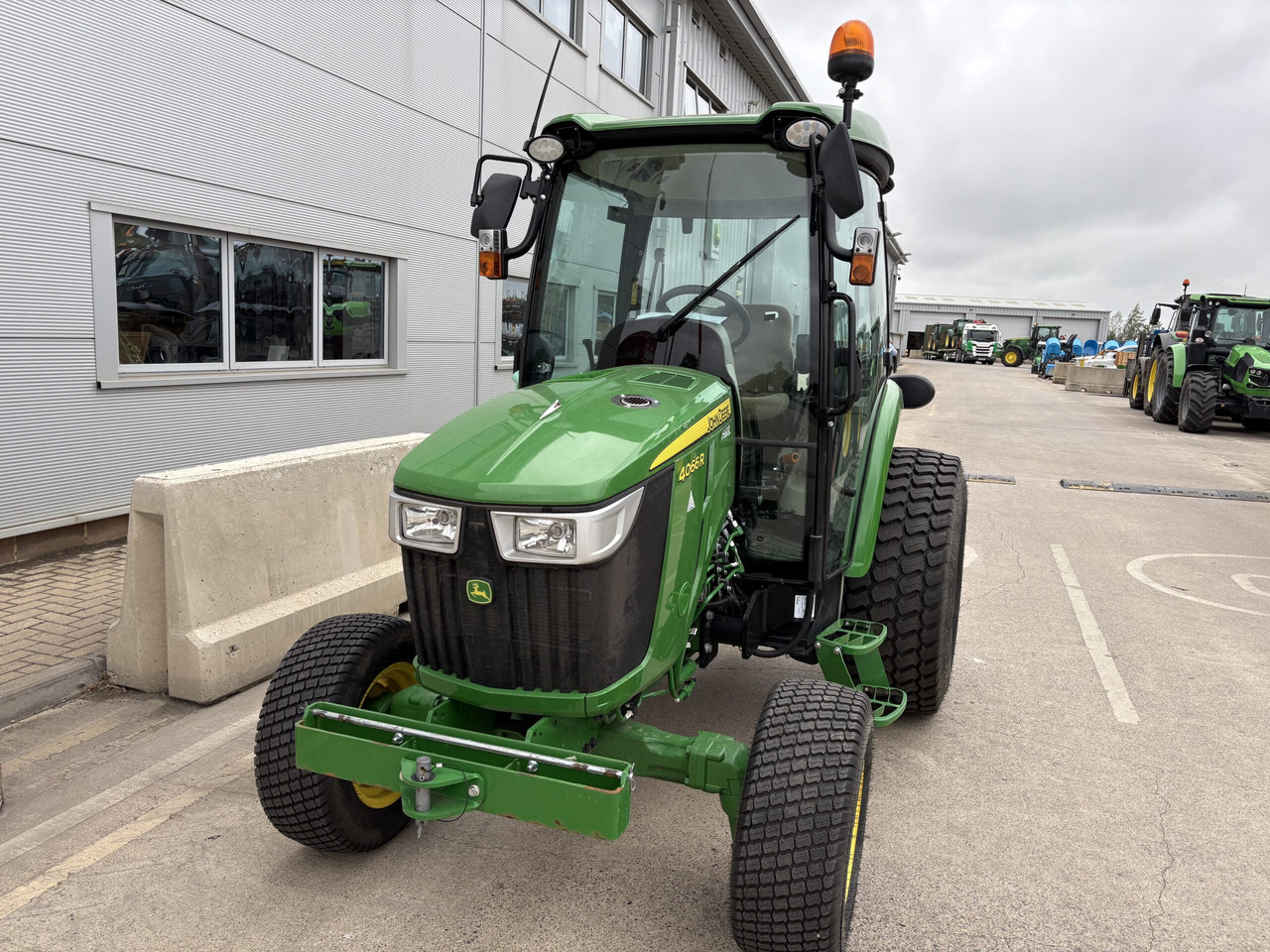 John Deere 4066R Compact Tractor - Mali traktor: slika 2 John Deere 4066R Compact Tractor - Mali traktor: slika 2