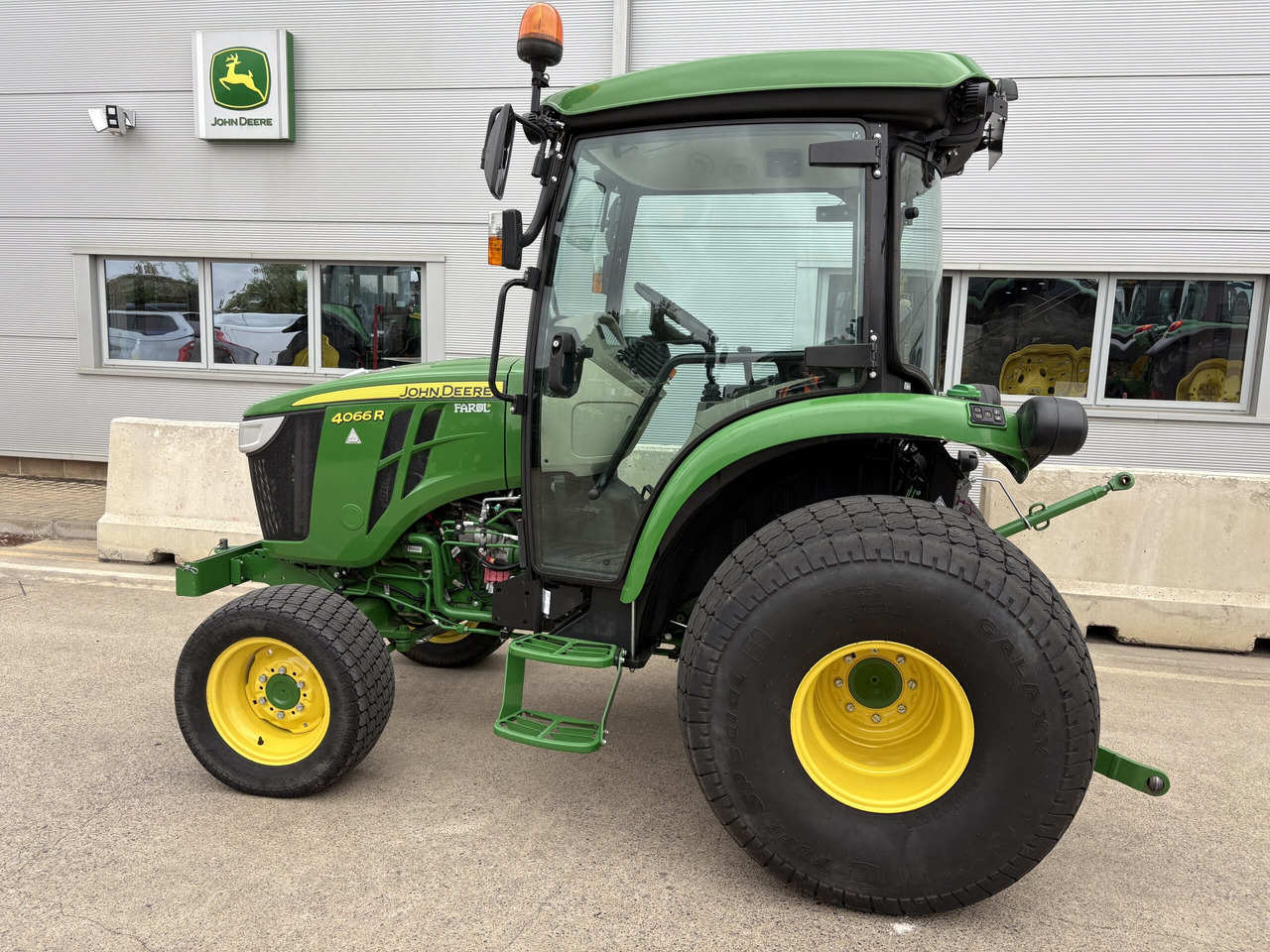 John Deere 4066R Compact Tractor - Mali traktor: slika 1 John Deere 4066R Compact Tractor - Mali traktor: slika 1
