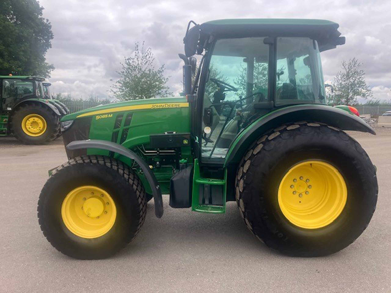 John Deere 5085M - Traktor: slika 2 John Deere 5085M - Traktor: slika 2