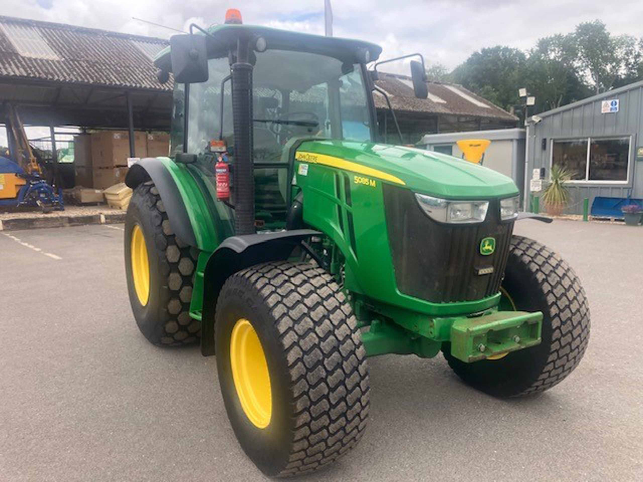 John Deere 5085M - Traktor: slika 4 John Deere 5085M - Traktor: slika 4