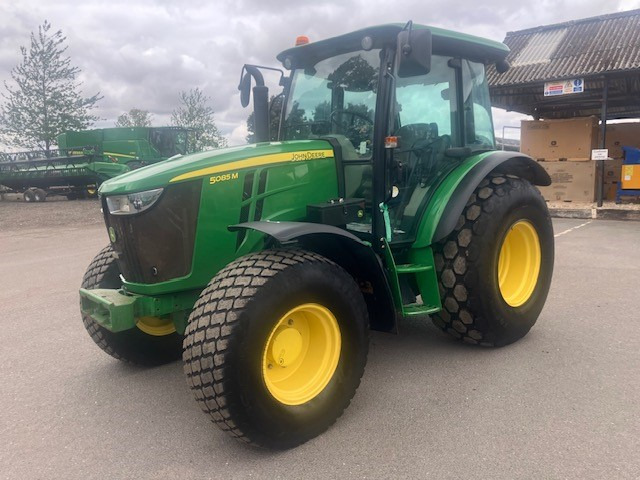 John Deere 5085M - Traktor: slika 1 John Deere 5085M - Traktor: slika 1