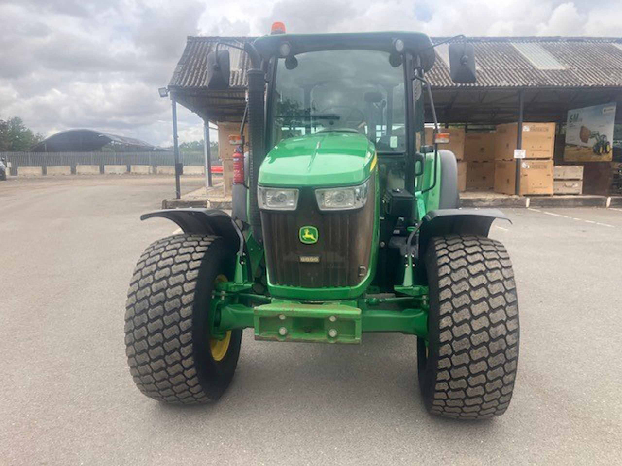 John Deere 5085M - Traktor: slika 3 John Deere 5085M - Traktor: slika 3