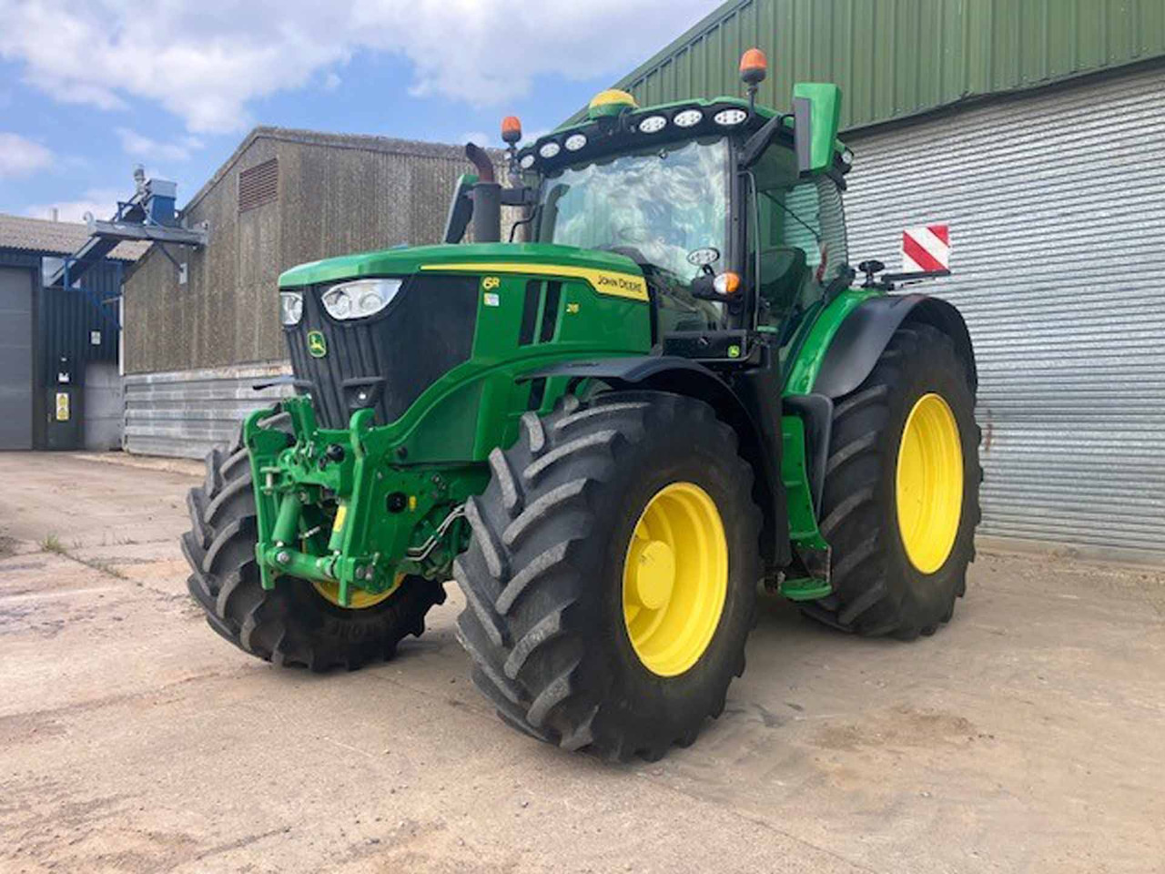 John Deere 6R 215 - Traktor: slika 1 John Deere 6R 215 - Traktor: slika 1
