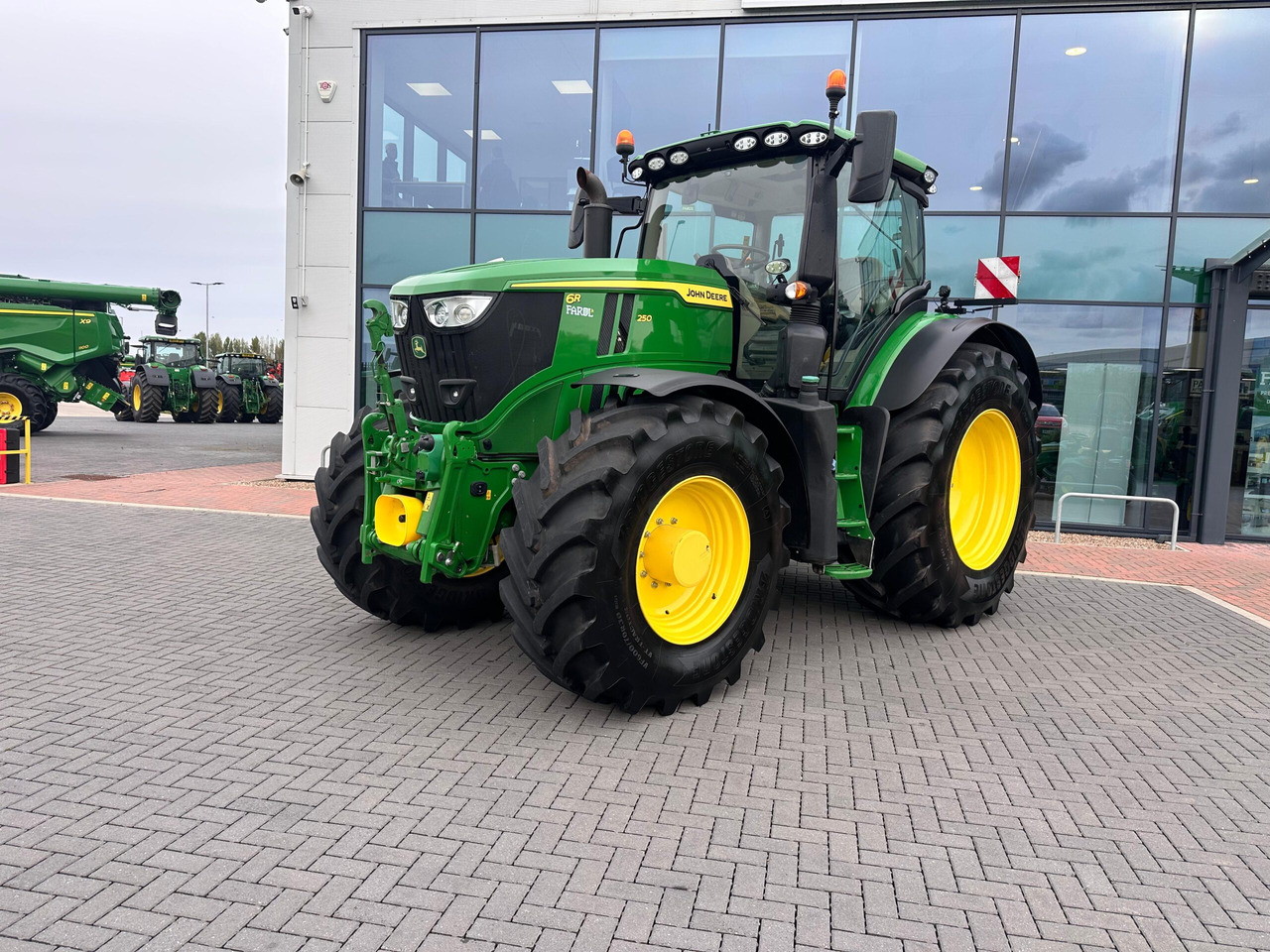 John Deere 6R 250 - Traktor: slika 1 John Deere 6R 250 - Traktor: slika 1