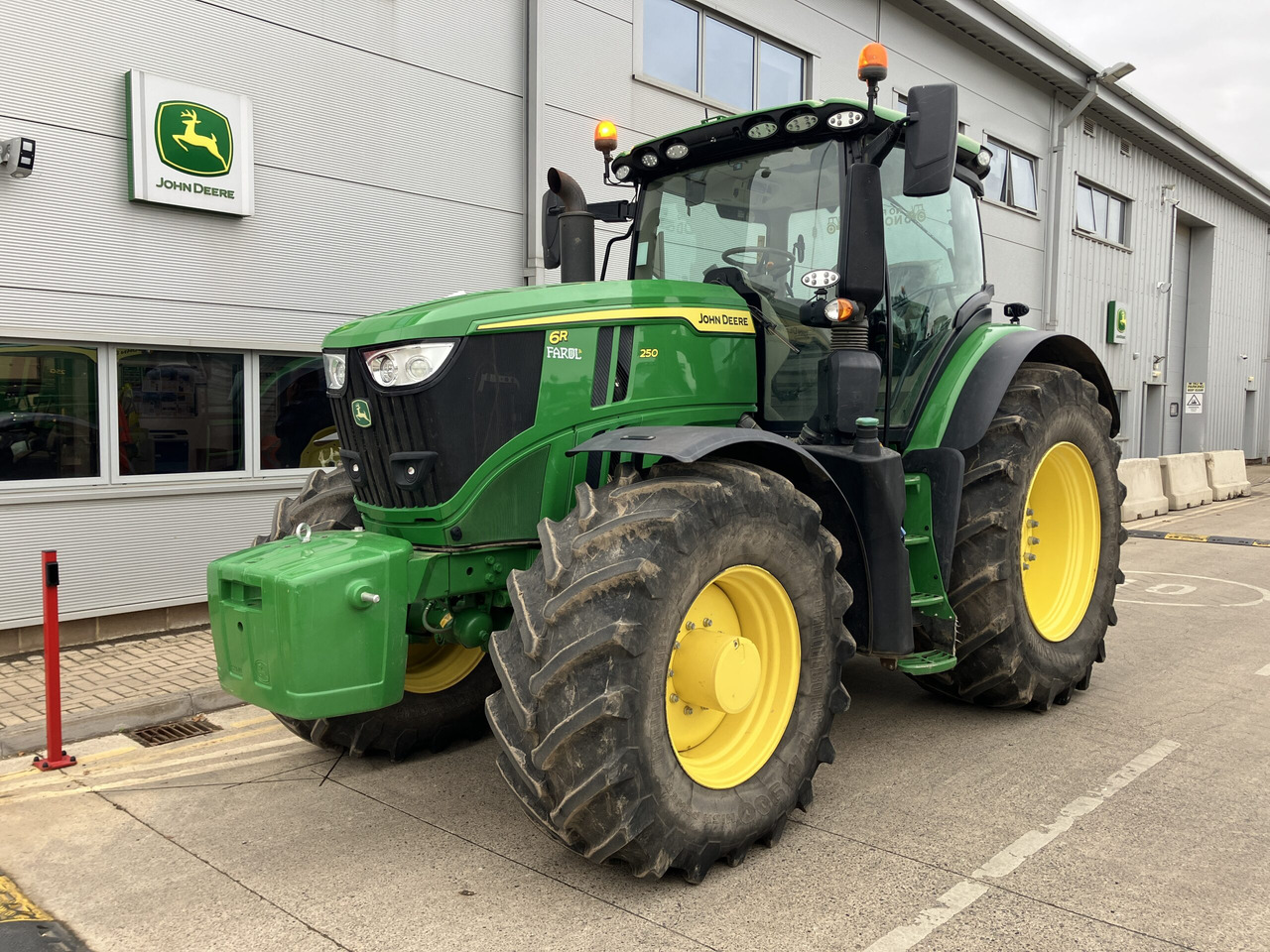 John Deere 6R 250 - Traktor: slika 1 John Deere 6R 250 - Traktor: slika 1