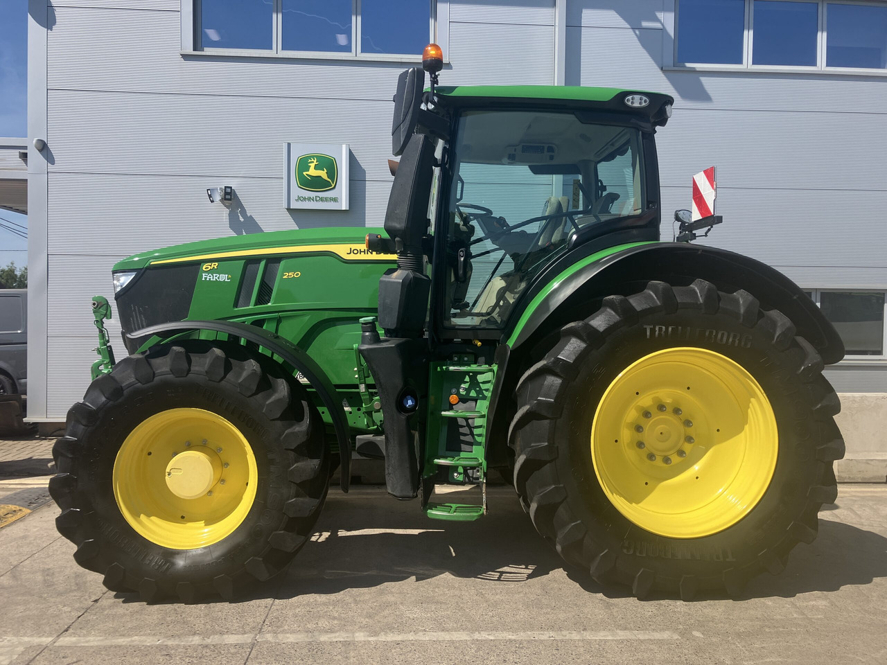 John Deere 6R 250 - Traktor: slika 2 John Deere 6R 250 - Traktor: slika 2