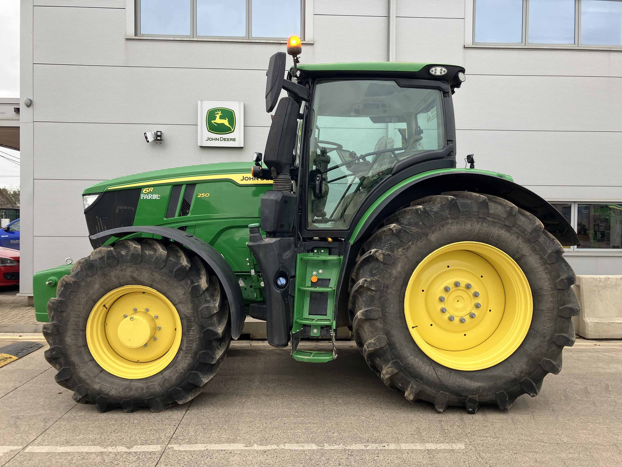 John Deere 6R 250 - Traktor: slika 2 John Deere 6R 250 - Traktor: slika 2