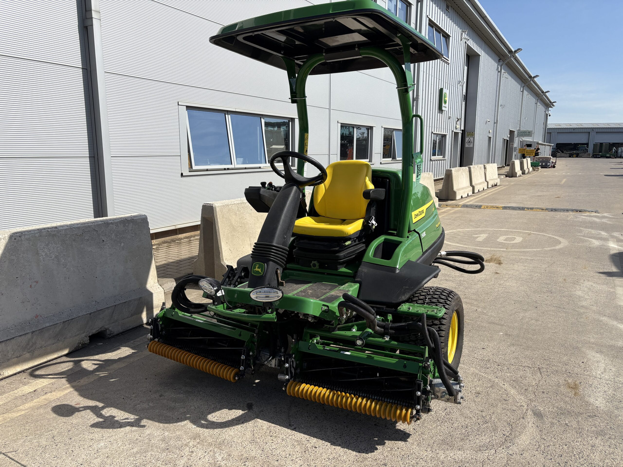 John Deere 7200A Trim & Surrounds mower - Baštenska kosačica: slika 2 John Deere 7200A Trim & Surrounds mower - Baštenska kosačica: slika 2