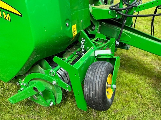John Deere F441M Round Baler - Oprema za prevrtanje i razlaganje: slika 2 John Deere F441M Round Baler - Oprema za prevrtanje i razlaganje: slika 2