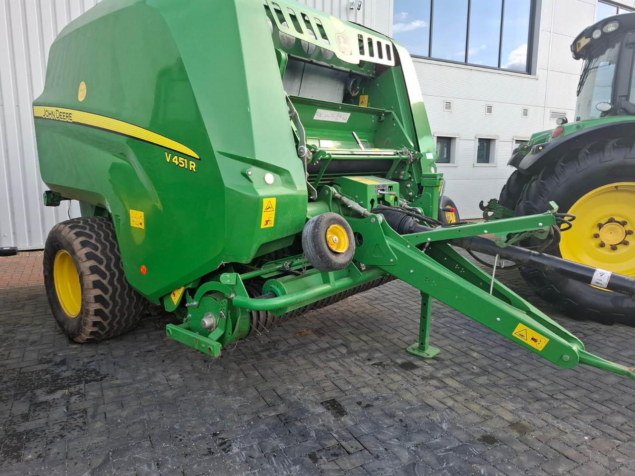 John Deere V451R - Oprema za prevrtanje i razlaganje: slika 1 John Deere V451R - Oprema za prevrtanje i razlaganje: slika 1
