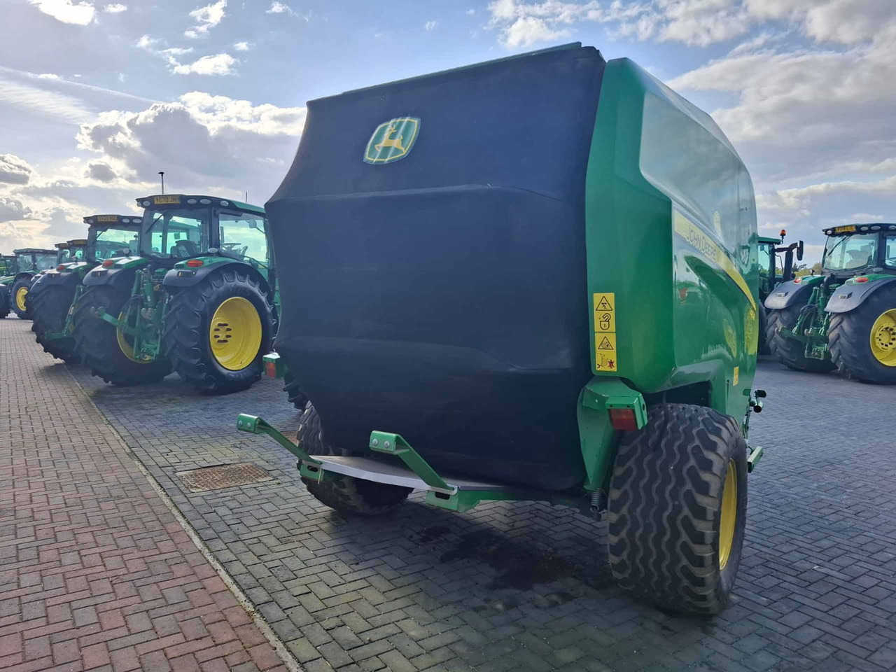 John Deere V451R - Oprema za prevrtanje i razlaganje: slika 4 John Deere V451R - Oprema za prevrtanje i razlaganje: slika 4