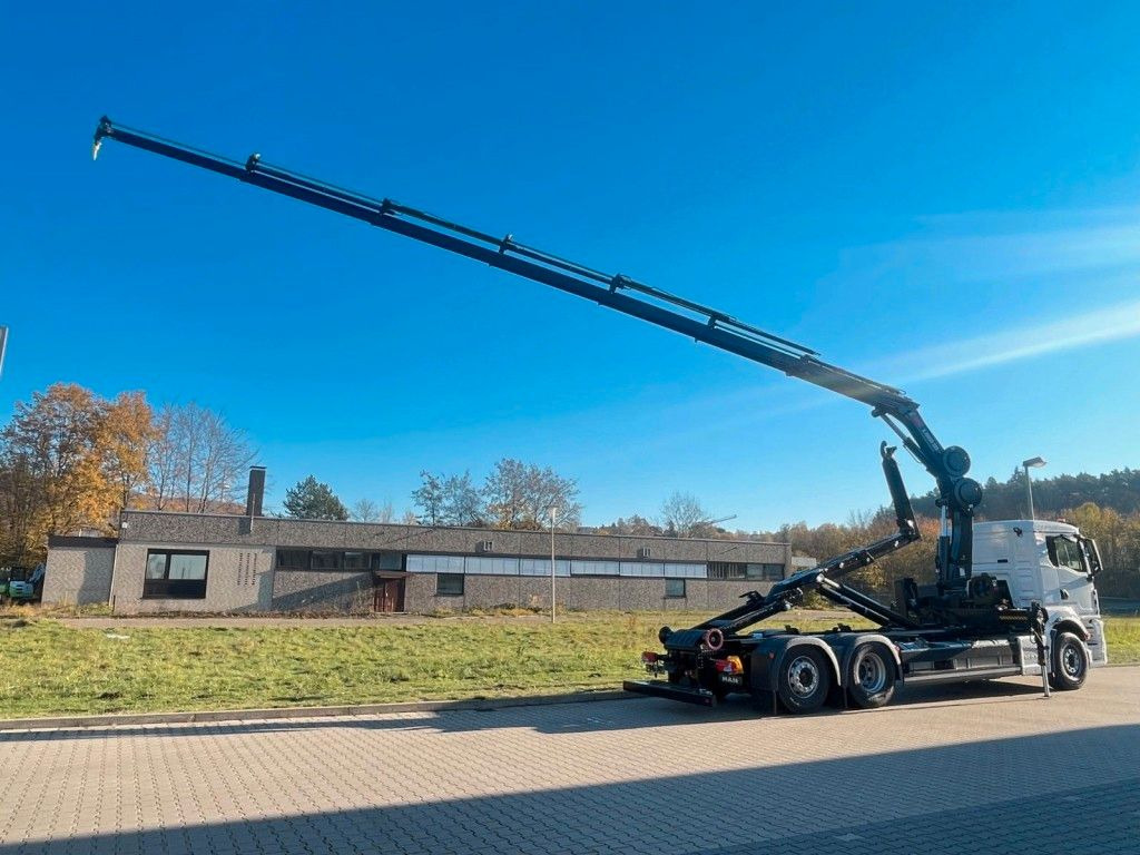 Kamion sa hidrauličnom kukom, Kamion sa dizalicom MAN TGS 26.470 6x2 Abrollkipper + Kran Hiab 228-6: slika 5