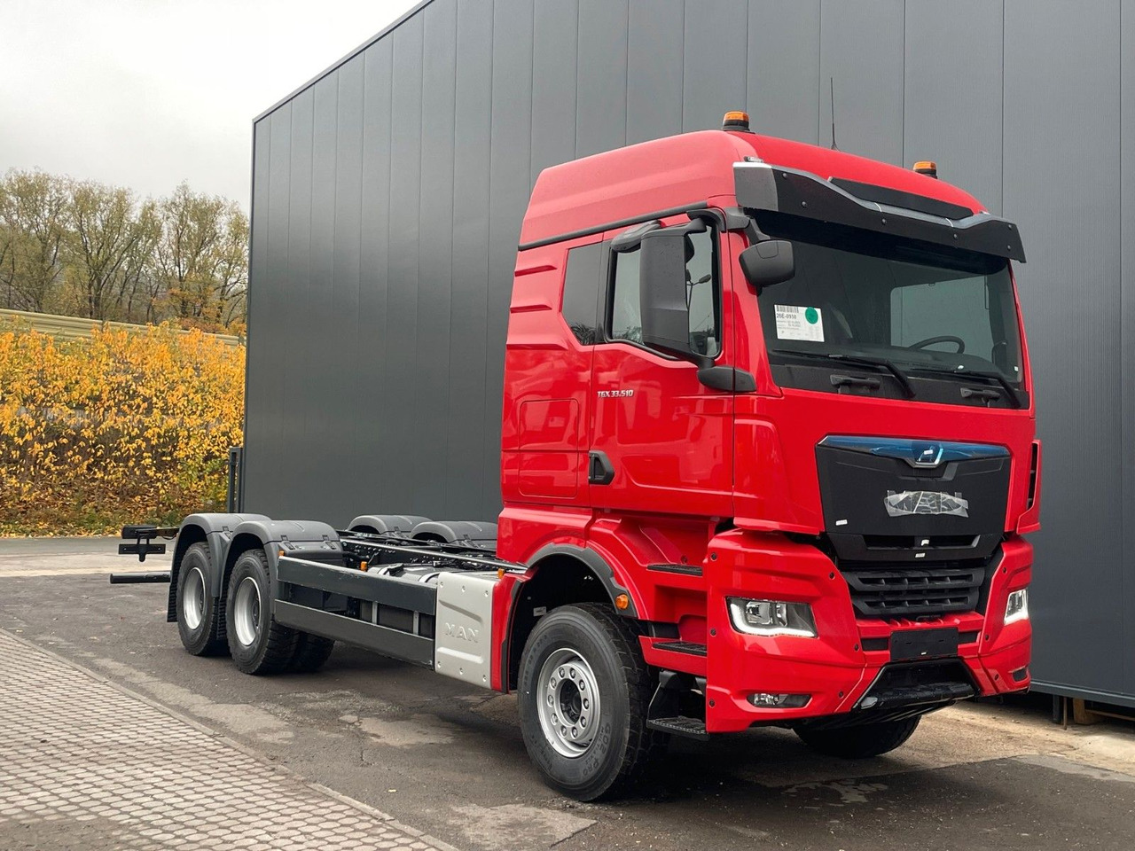 MAN TGX 33.510 6X4 BL - Kamion sa golom šasijom i zatvorenom kabinom: slika 1 MAN TGX 33.510 6X4 BL - Kamion sa golom šasijom i zatvorenom kabinom: slika 1
