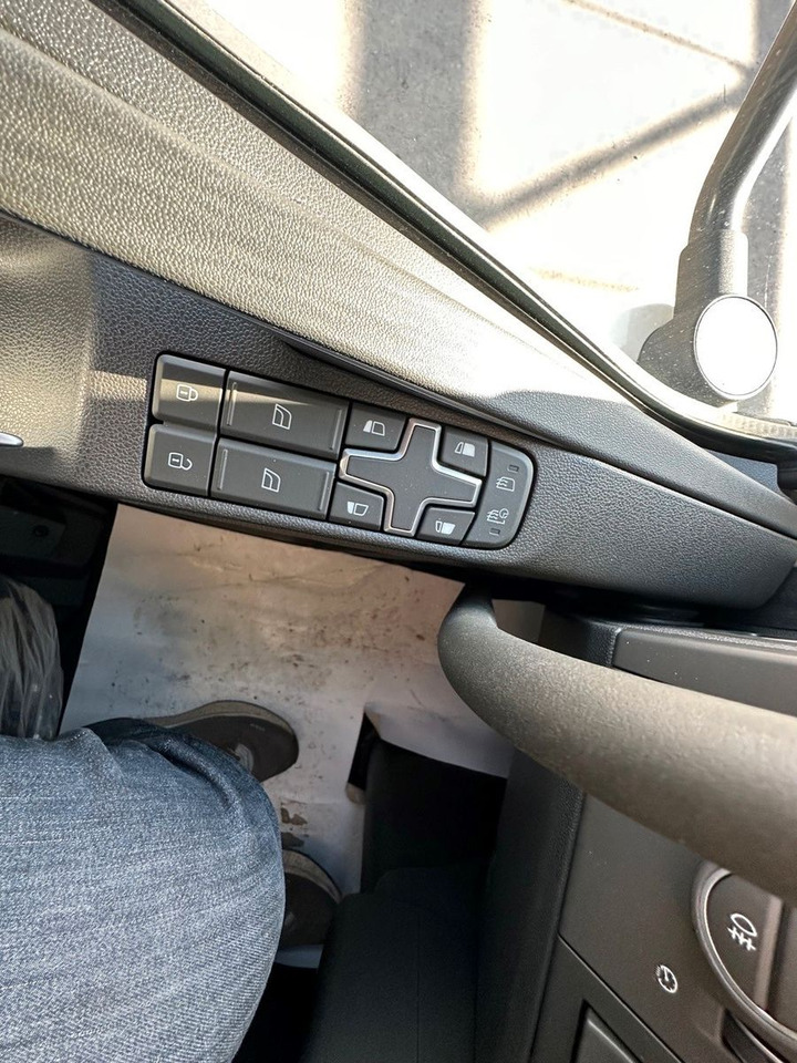 Kamion sa golom šasijom i zatvorenom kabinom Volvo FMX 500 8x4: slika 11